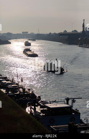 Frachtflugzeuge in den Kanal im Duisburger Hafen Stockfoto