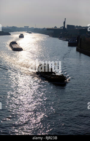 Frachtflugzeuge in den Kanal im Duisburger Hafen Stockfoto