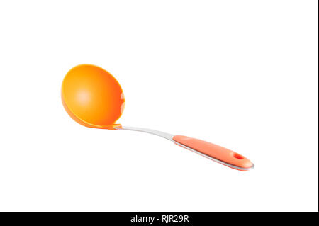 Orange Schöpfkelle auf weißem Hintergrund, helle Besteck Stockfoto