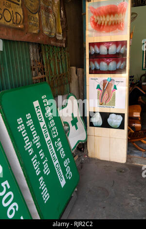 Kambodscha, Preah Koh Kong, Stadtzentrum, Straße 5, Zeichen auf der Seite außerhalb Kruy Vila zahnmedizinische Klinik Stockfoto