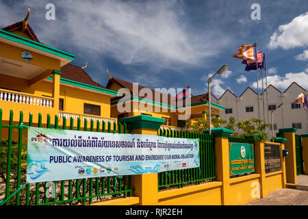 Kambodscha, Preah Koh Kong, Stadtzentrum, Straße 5, Tourismus Banner und Fahnen Fliegen außerhalb Koh Kong Handelskammer Gebäude Stockfoto