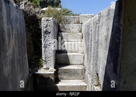 Die Schritte, die dazu führen, unter dem das kleine Theater, vielleicht römische Periode und unfertig, Magnesia am Mäander, Tekin, Ionia, Türkei. Es gibt einen Tunnel, der w Stockfoto