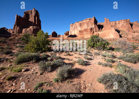 Einen malerischen Blick auf Buttes verursacht durch Wetter Erosion in der Courthouse Towers Bereich der Arches National Park, Utah, USA Stockfoto