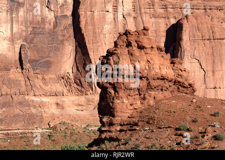 Eine Nahaufnahme eines Butte, verursacht durch Wetter Erosion in der Courthouse Towers Bereich der Arches National Park, Utah, USA Stockfoto