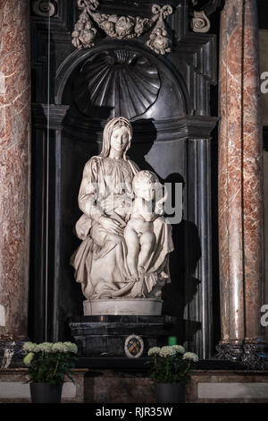 Die Skulptur der Madonna und des Kindes von Michelangelo in der Kirche unserer Lieben Frau in Brügge, Westflandern, Belgien Stockfoto