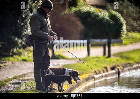 Angeln auf dem Grand Union Canal in Berkhamsted, Großbritannien Stockfoto