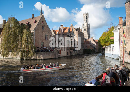 Touristen auf einer geführten Kanaltour durch das historische Zentrum von Brügge, Westflandern, Belgien Stockfoto