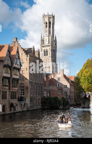 Touristen auf einer geführten Kanaltour durch das historische Zentrum von Brügge, Westflandern, Belgien Stockfoto