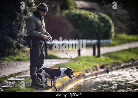 Angeln auf dem Grand Union Canal in Berkhamsted, Großbritannien Stockfoto