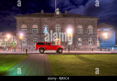 Rote Lkw vor dem Parlament (Althing), Reykjavik, Island Stockfoto