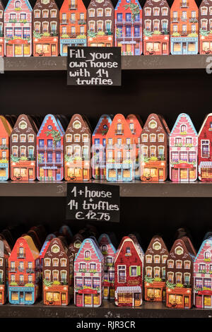 Schokoladenboxen in Form traditioneller Kanalhäuser zum Verkauf in einem Schokoladenladen im historischen Zentrum von Brügge, Westflandern, Belgien Stockfoto