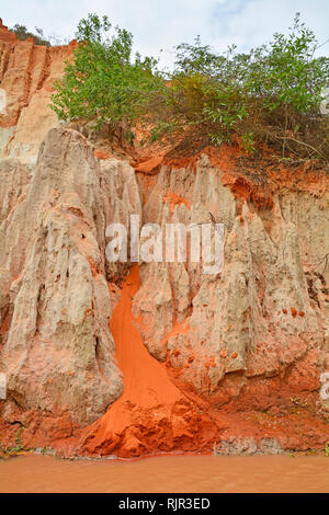 Die felswände eines Abschnitts der Fairy Stream (Suoi Tien) in Mui Ne, Binh Thuan Provinz, Vietnam Stockfoto