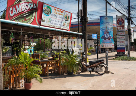 Kambodscha, Preah Koh Kong, Stadtzentrum, Straße 3, Joe und Junge Café mit Kambodscha Bier Werbung anmelden Stockfoto