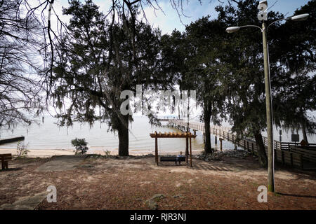 Öffentlicher Park mit Blick auf die Mobile Bay in Daphne, Alabma, USA Stockfoto