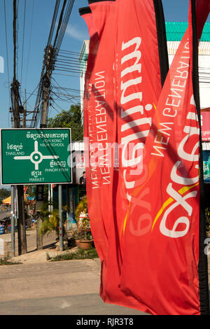 Kambodscha, Preah Koh Kong, Stadtzentrum, Total Tankstelle, rot Werbebanner Stockfoto