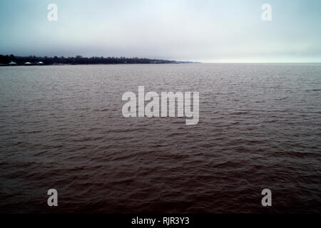 Das Ostufer des Mobile Bay am Pier in Fairhope, Alabama auf ein Trüber Wintertag im Februar getroffen. Stockfoto