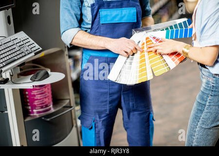 Auswahl Farbe von Farbmustern im Gebäude shop, Nahaufnahme Stockfoto