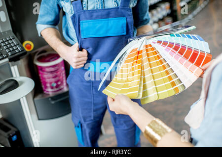 Auswahl Farbe von Farbmustern im Gebäude shop, Nahaufnahme Stockfoto