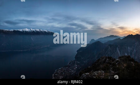 Der Gardasee mit Limone sul Garda See; Blick nach Süden, Hohe Betrachtungswinkel, Lombardei, Italien Stockfoto