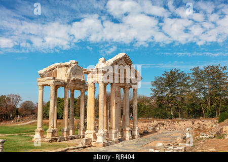 Der tetrapylon (monumentales Tor) bei einer archäologischen Stätte von Helenistic Stadt Aphrodisias in westlichen Anatolien, Türkei. Stockfoto