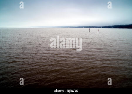 Ostufer der Mobile Bay aus dem öffentlichen Pier in Fairhope, Alabama. Stockfoto