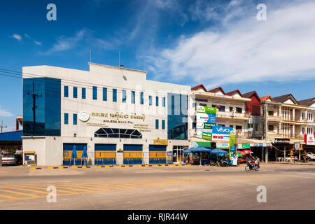 Kambodscha, Preah Koh Kong, Highway 48, Acleda Bank und neu gebaute Geschäfte am Rande der Altstadt Stockfoto