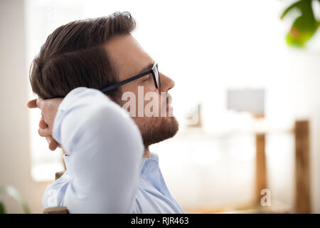 Entspannt glücklich Geschäftsmann ruht die Pause Atemluft in Office Stockfoto