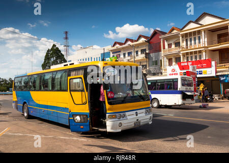 Cm 265 Kambodscha Preah Koh Kong, Highway 48, private und öffentliche Busse herauf Passagiere Stockfoto