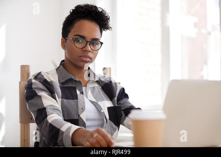 Nachdenklich nachdenklich Afrikanisch-amerikanische Frau denken der Problemlösung bei der Arbeit Stockfoto