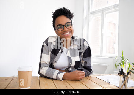 Glücklich lächelnde afrikanischen Mädchen an Kamera und Video Call suchen Stockfoto
