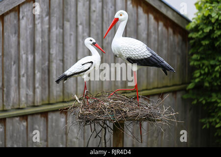 Schöne dekorative Störche am Nest/Gartenschmuck Stockfoto