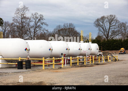 HICKORY, NC, USA-2/1/19: S-Line von großen Propan Lagertanks und ein Propan Lieferwagen von James Sauerstoff besessen. Stockfoto