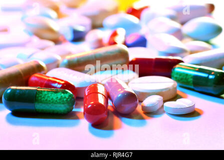 Nahaufnahme von verschreibungspflichtigen Pillen und Kapseln Stockfoto