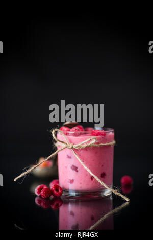 Süßen bio Smoothie mit Himbeeren auf Holz Stockfoto