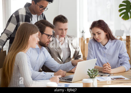 Diverse Business Team für Executive Training hören erklären, computer Aufgabe Stockfoto