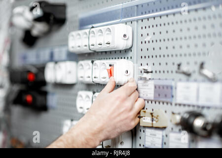 Auswahl elecrical Sockets im Shop mit Elektrogeräten, Nahaufnahme Stockfoto