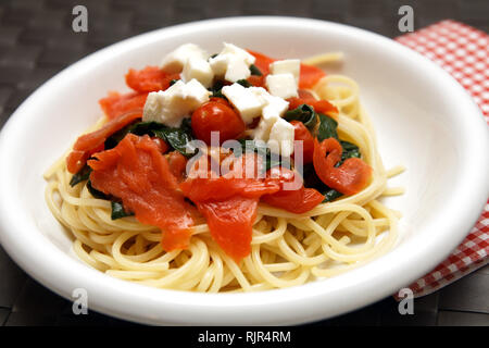 Spaghetti mit geräuchertem Lachs und Spinat Stockfoto