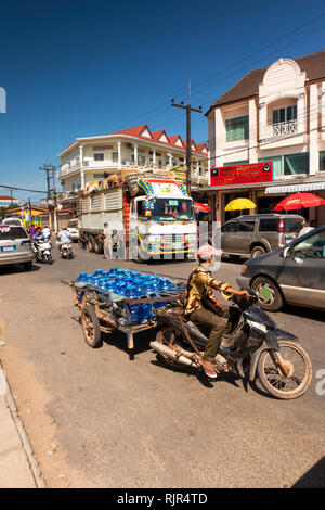Kambodscha, Preah Koh Kong, Transport, Auto-remork Durchführung Flaschen Trinkwasser durch das Stadtzentrum Stockfoto