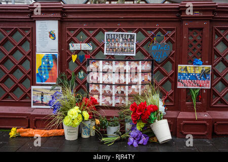 London, Großbritannien. 4. Februar, 2019. Tribute außerhalb der Botschaft von Venezuela den während der anti gestorben sind - Proteste in Venezuela. Stockfoto