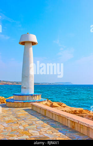 Direkt am Meer mit kleinen Leuchtturm in Ayia Napa, Zypern Stockfoto