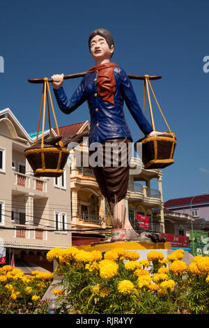 Kambodscha, Preah Koh Kong, Straße 3, berufstätige Frau Statue der Frau, die Brot in Körben Stockfoto