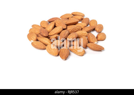 Stapel der Mandel Muttern isoliert auf weißem Stockfoto