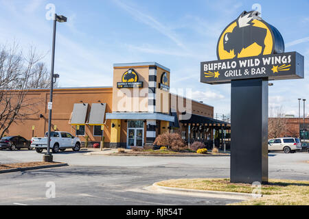 HICKORY, NC, USA-2/5/19: Buffalo Wild Wings Grill & Bar, die den Eingang und Schild. Stockfoto