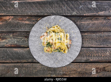 Italienische Pasta fettuccine in eine cremige Soße mit Garnelen auf einem Teller. Stockfoto