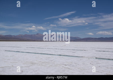 Salinas Grandes und Salz der Bergbau im Norden Argentiniens, Jujuy Region an einem sonnigen Tag mit Bergen im Hintergrund Stockfoto