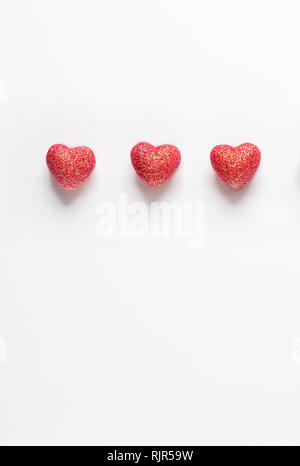 Sparkle Herzen auf weißem Hintergrund. Valentinstag Hintergrund. Stockfoto