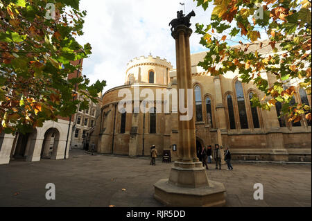 Tempelritter Spalte mit Skulptur von Pferd mit zwei Templer Reiter vor der gotischen Kirche romanischen Tempel gebaut von Ritter Templer von Bekannten Stockfoto