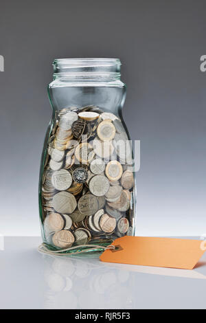 Einsparungen aus Glas Glas mit Pfund Münzen Stockfoto