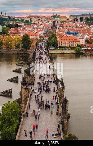 Blick bei Sonnenuntergang von Old Town Bridge Tower über die historische Karlsbrücke und das Burgviertel, Prag, Tschechische Republik Stockfoto