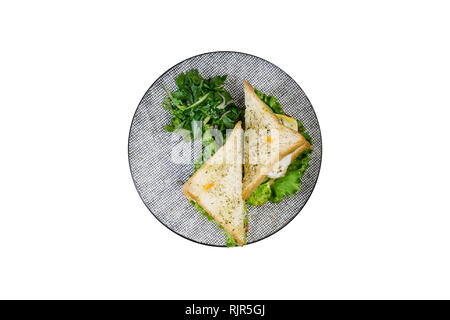 Sandwich mit Hähnchen und Gemüse auf einer Keramikplatte. Auf dem weißen Hintergrund isoliert, Ansicht von oben Stockfoto